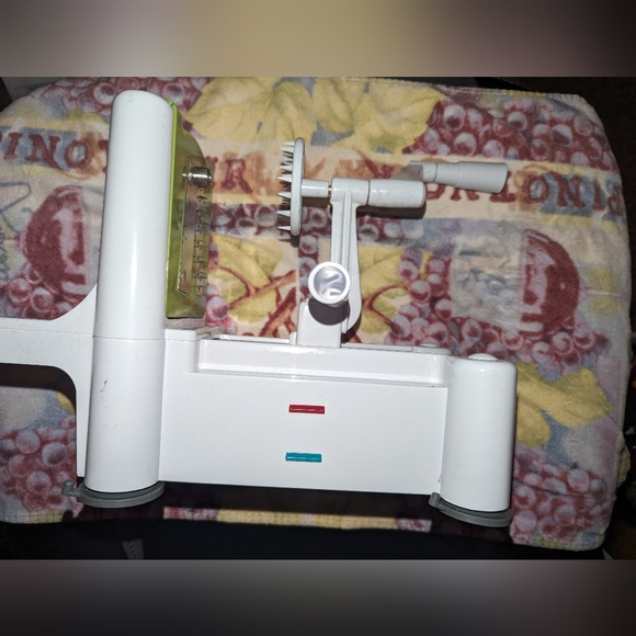 FOOD NETWORK - Three Size Spiralizer - Picture 3 of 9